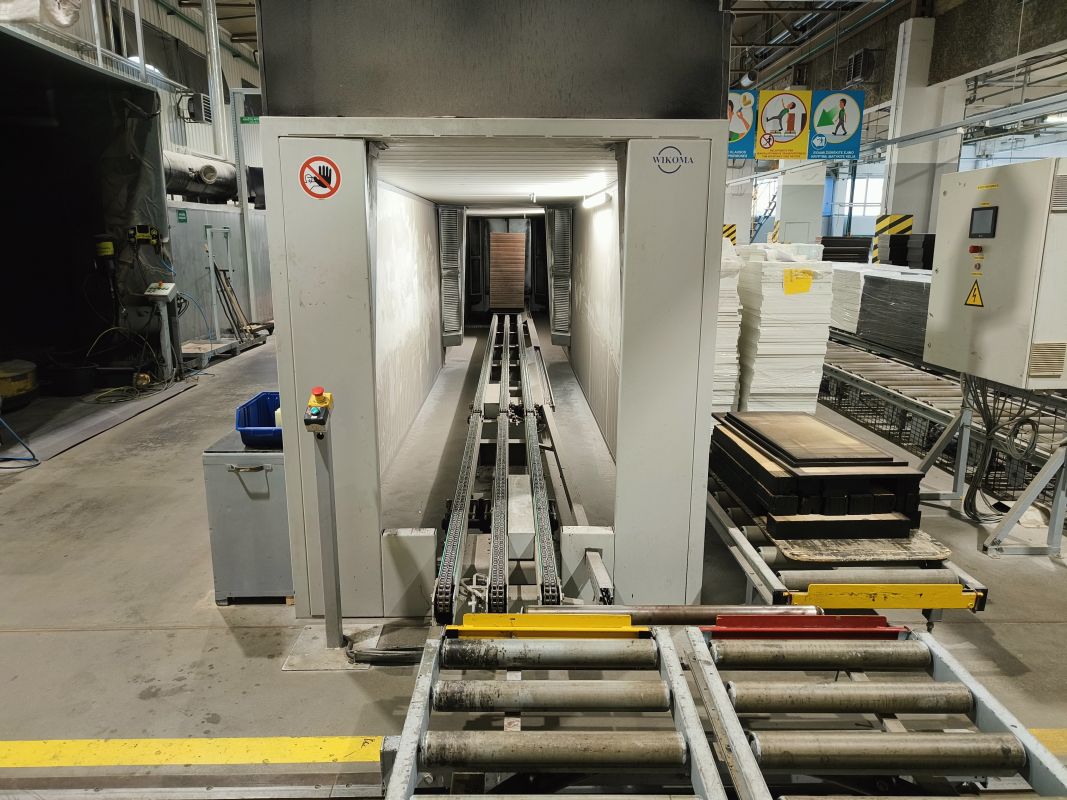 Lacquering line of narrow edge surfaces / WIKOMA / 