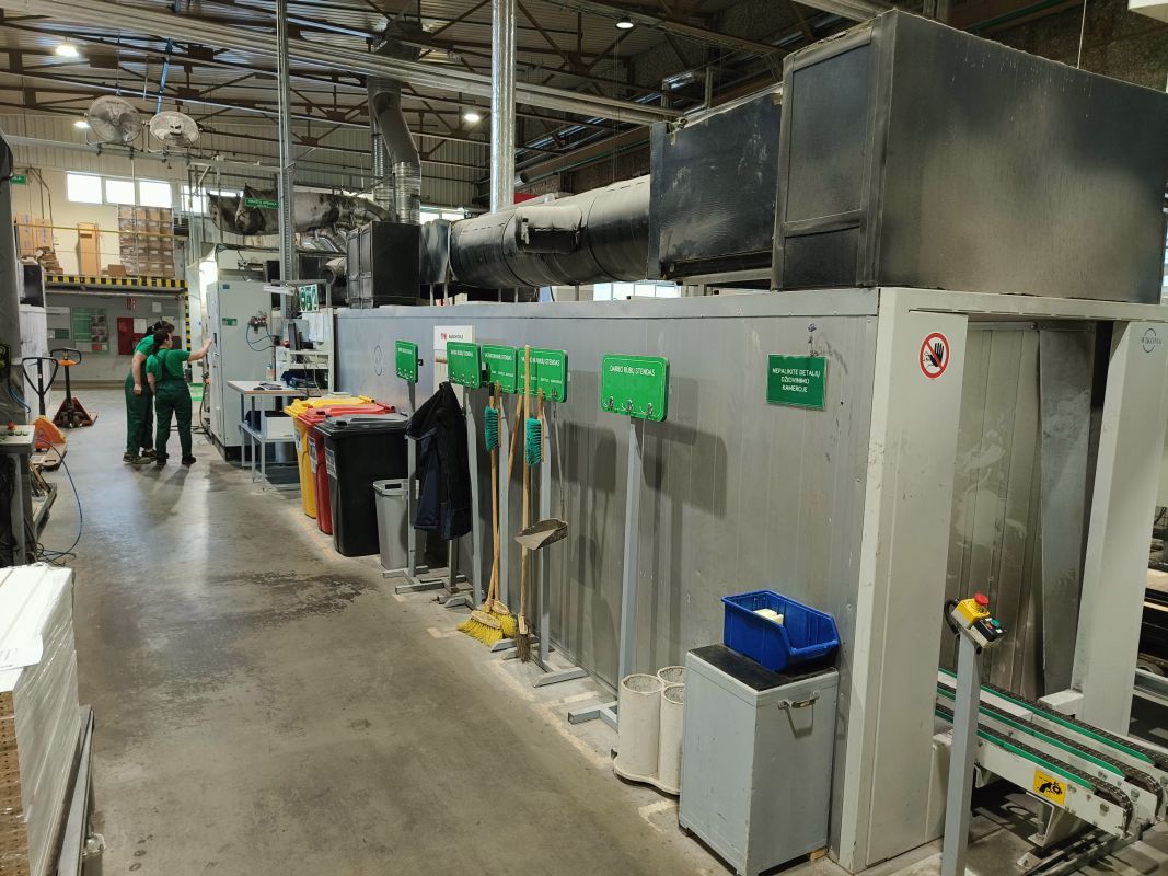 Lacquering line of narrow edge surfaces / WIKOMA / 