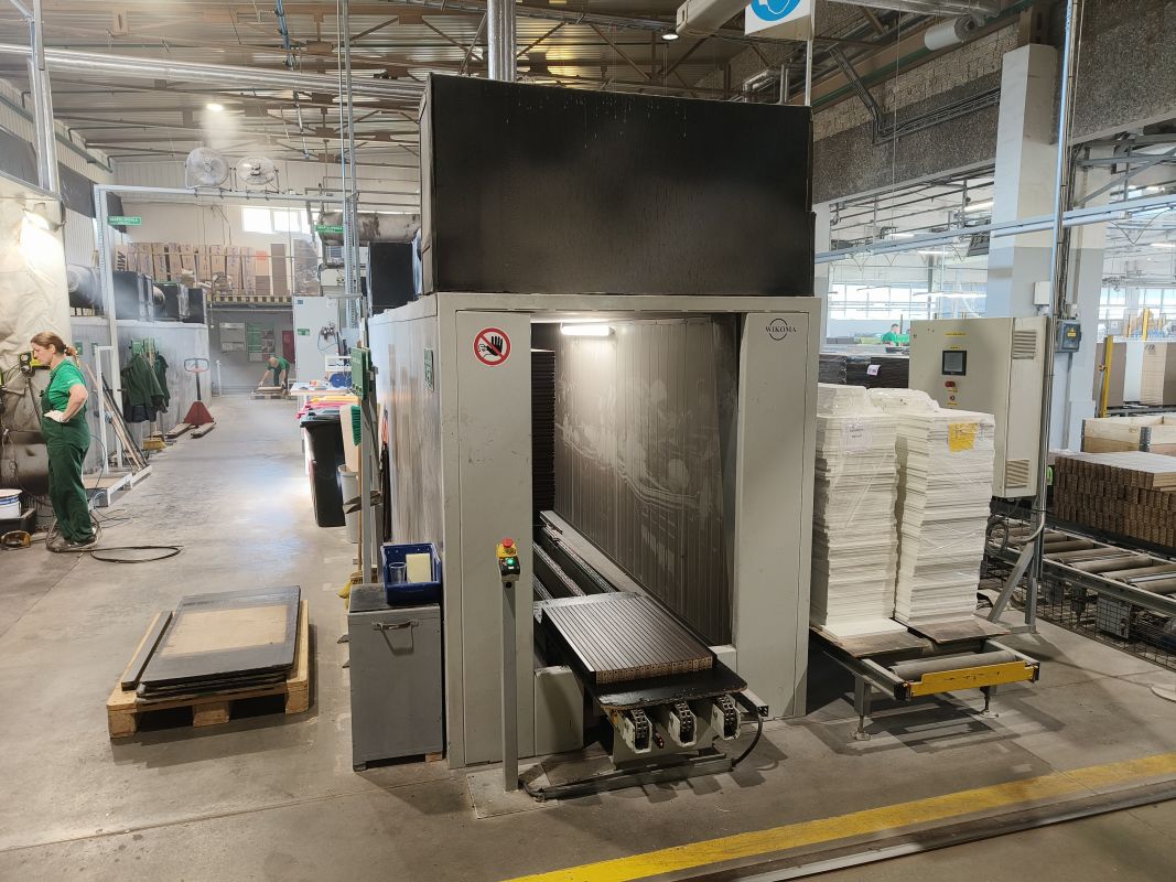 Lacquering line of narrow edge surfaces / WIKOMA / 