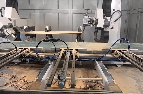 CNC Bearbeitungszentrum für Sargteile  / COMEC / VARIAX 2 T